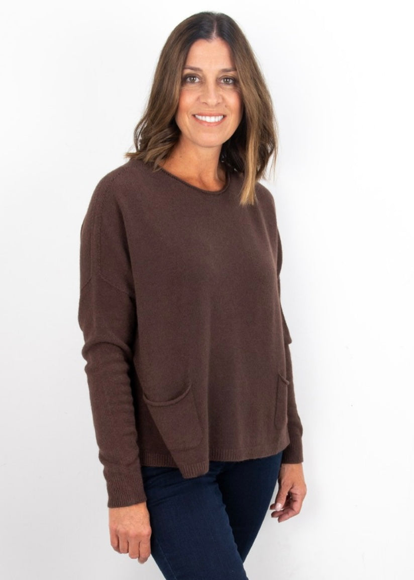 Amazing Woman Jodie Front Pocket Supersoft Knit Jumper In Expresso