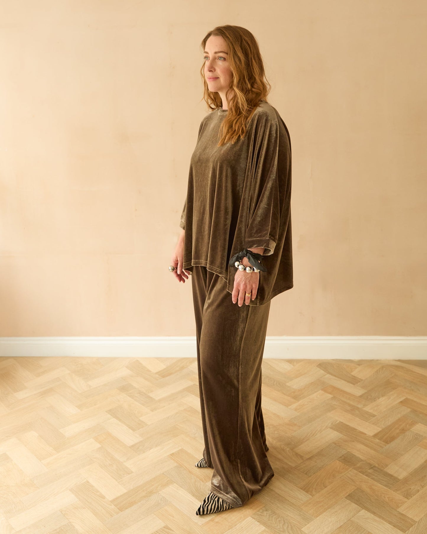 CHALK EVIE TROUSER | VELVET | TRUFFLE