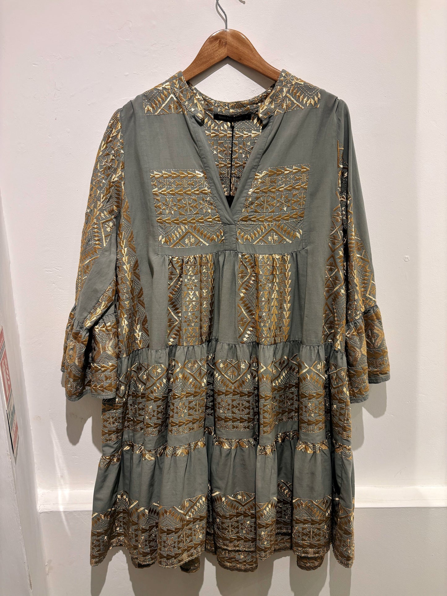 Greek Archaic Kori Short Tiered Dress In Stone/Gold