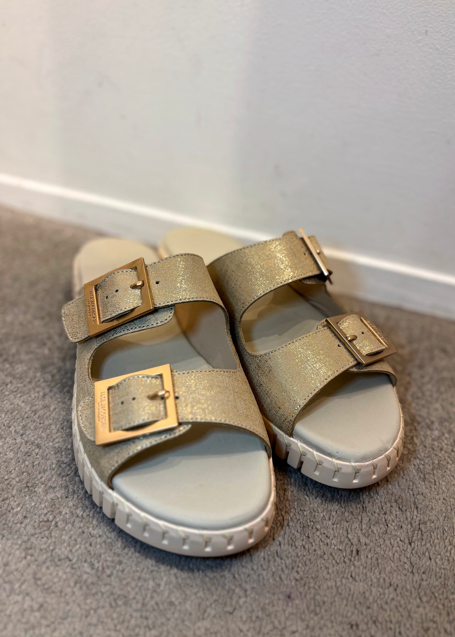 ILSE JACOBSEN METALLIC BUCKLE SANDALS IN GOLD SIZE 6