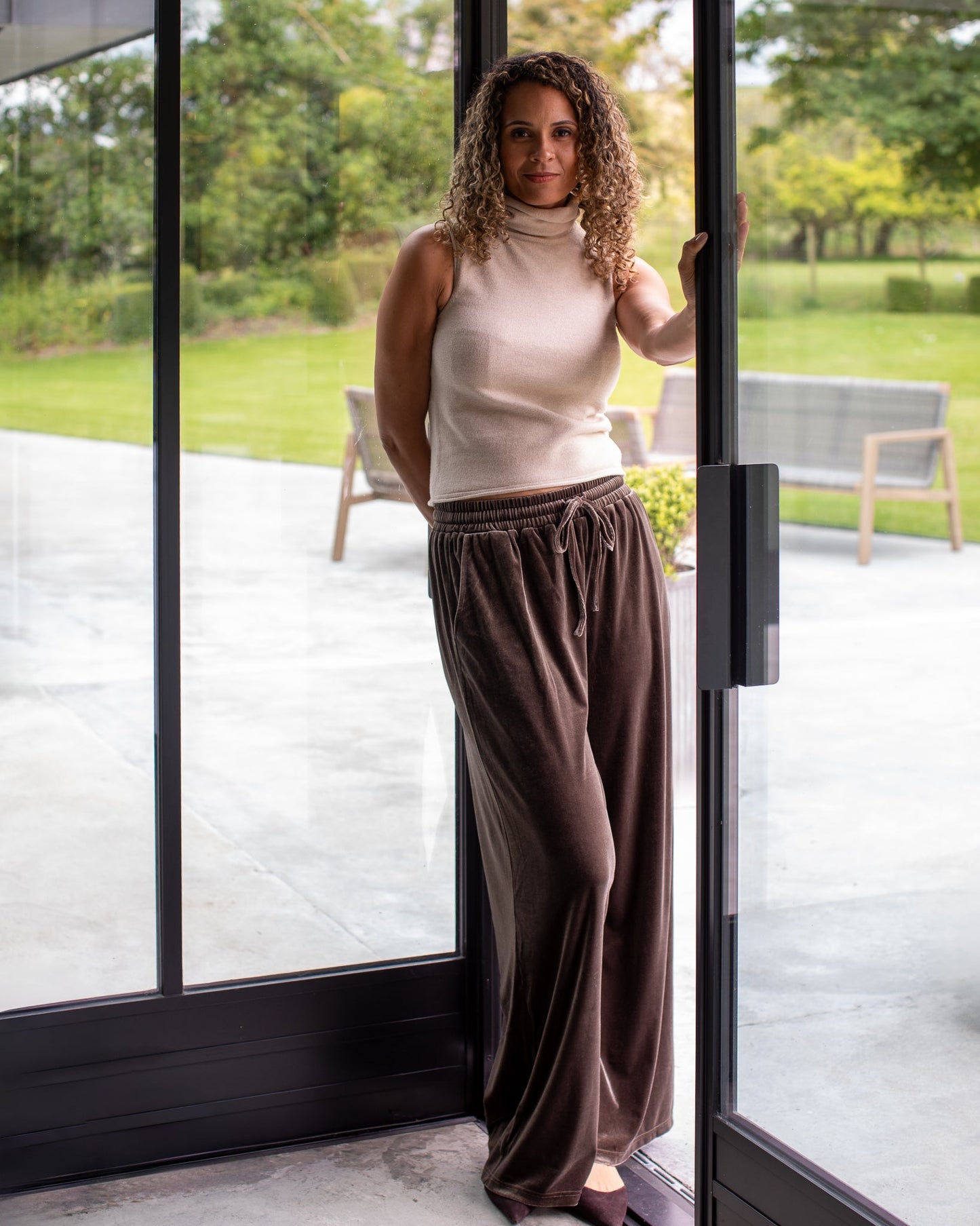 CHALK EVIE TROUSER | VELVET | TRUFFLE